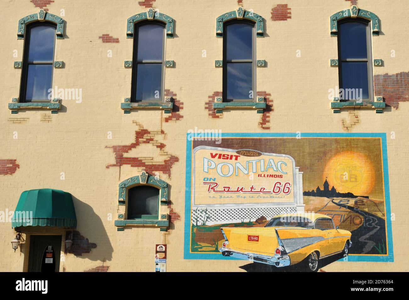 Un murale turistico vecchio stile decora il lato di un edificio storico nella città Route 66 di Pontiac, Illinois. Foto Stock