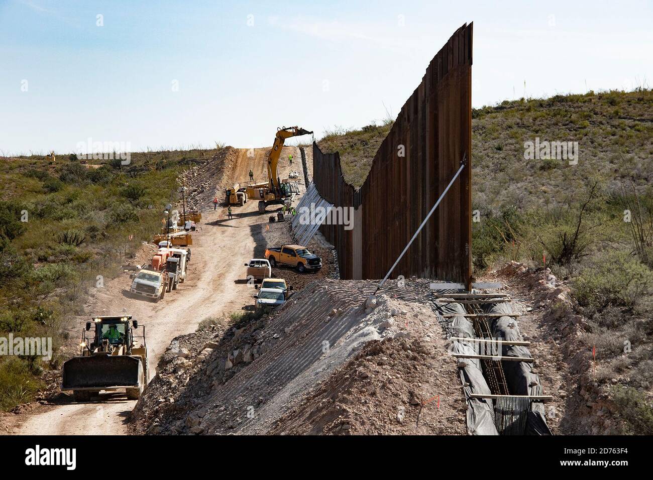 Un equipaggio appaltatore del Distretto di confine del Sud Pacifico dell'esercito degli Stati Uniti posiziona un pannello di barriera in stile bollard lungo il confine tra Stati Uniti e Messico vicino a Naco, Arizona, 6 ottobre. Questi progetti sono in esecuzione da USACE, come diretto attraverso l'esercito degli Stati Uniti dal Segretario della Difesa, in risposta alla richiesta di assistenza del Dipartimento della sicurezza interna per contribuire a proteggere il confine meridionale degli Stati Uniti bloccando i corridoi di traffico di droga attraverso la costruzione di strade e recinzioni, E l'installazione dell'illuminazione ai sensi della Sezione 284 del titolo 10, Codice USA. DoD e USACE stanno eseguendo questi progetti Foto Stock
