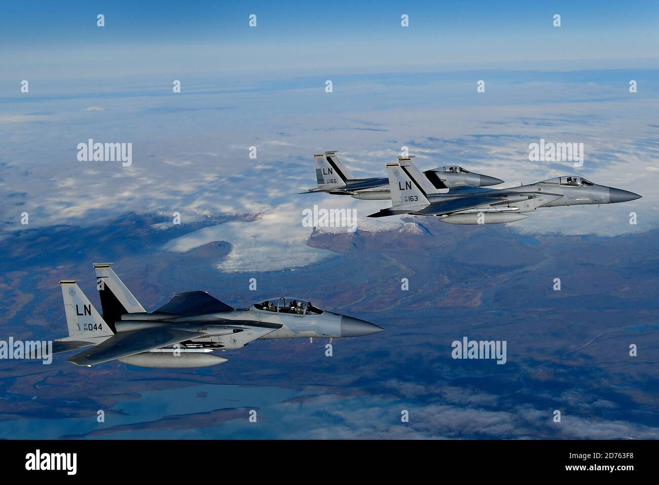 Le US Air Force F-15C/D Eagles, assegnate al 493rd Expeditionary Fighter Squadron, conducono una missione aerea di routine a sostegno delle operazioni della NATO Air Police presso la base aerea di Keflavik, Islanda, 20 ottobre 2020. Operazioni ed esercizi come la missione della NATO Air Police, sostengono l’ordine internazionale basato sulle regole e mantengono un livello costante di difesa collettiva per tutti i membri artici alleati. (STATI UNITI Foto Air Force/Master Sgt. Matteo Plew) Foto Stock