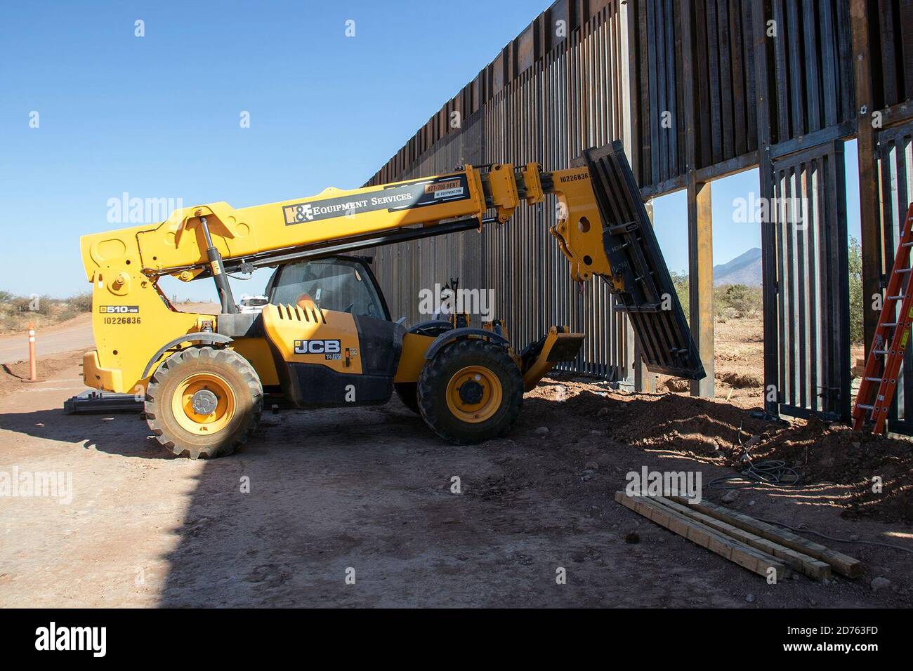 Un equipaggio appaltatore del Distretto di confine del Sud Pacifico dell'esercito degli Stati Uniti costruisce un cancello d'acqua basso lungo il confine tra Stati Uniti e Messico vicino a Naco, Arizona, il 9 ottobre. Questi progetti sono in esecuzione da USACE, come diretto attraverso l'esercito degli Stati Uniti dal Segretario della Difesa, in risposta alla richiesta di assistenza del Dipartimento della sicurezza interna per contribuire a proteggere il confine meridionale degli Stati Uniti bloccando i corridoi di traffico di droga attraverso la costruzione di strade e recinzioni, E l'installazione dell'illuminazione ai sensi della Sezione 284 del titolo 10, Codice USA. DoD e USACE stanno eseguendo questi progetti in suppor Foto Stock