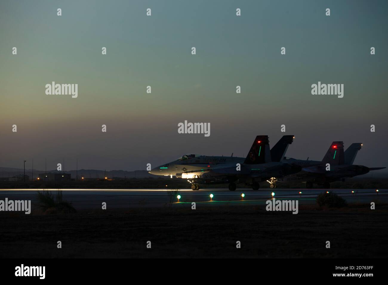 F/A-18 Hornets with Marine All Weather Attack Squadron 224 (VMFA(AW)-224), Marine Aircraft Group 31, 2nd Marine Aircraft Wing, preparatevi al decollo a bordo del Naval Air Facility El Centro, California il 7 ottobre 2020. VMFA(AW)-224 partecipa all'esercizio di formazione sul livello di servizio 1-21 a sostegno del corso per istruttori di armi e tattiche 1-21 e all'esercizio di formazione integrato 1-21 per affinare ulteriormente la capacità dello squadrone di operare come unità coesiva, mentre il futuro si è schierato a sostegno degli obiettivi della nostra nazione. Foto Stock