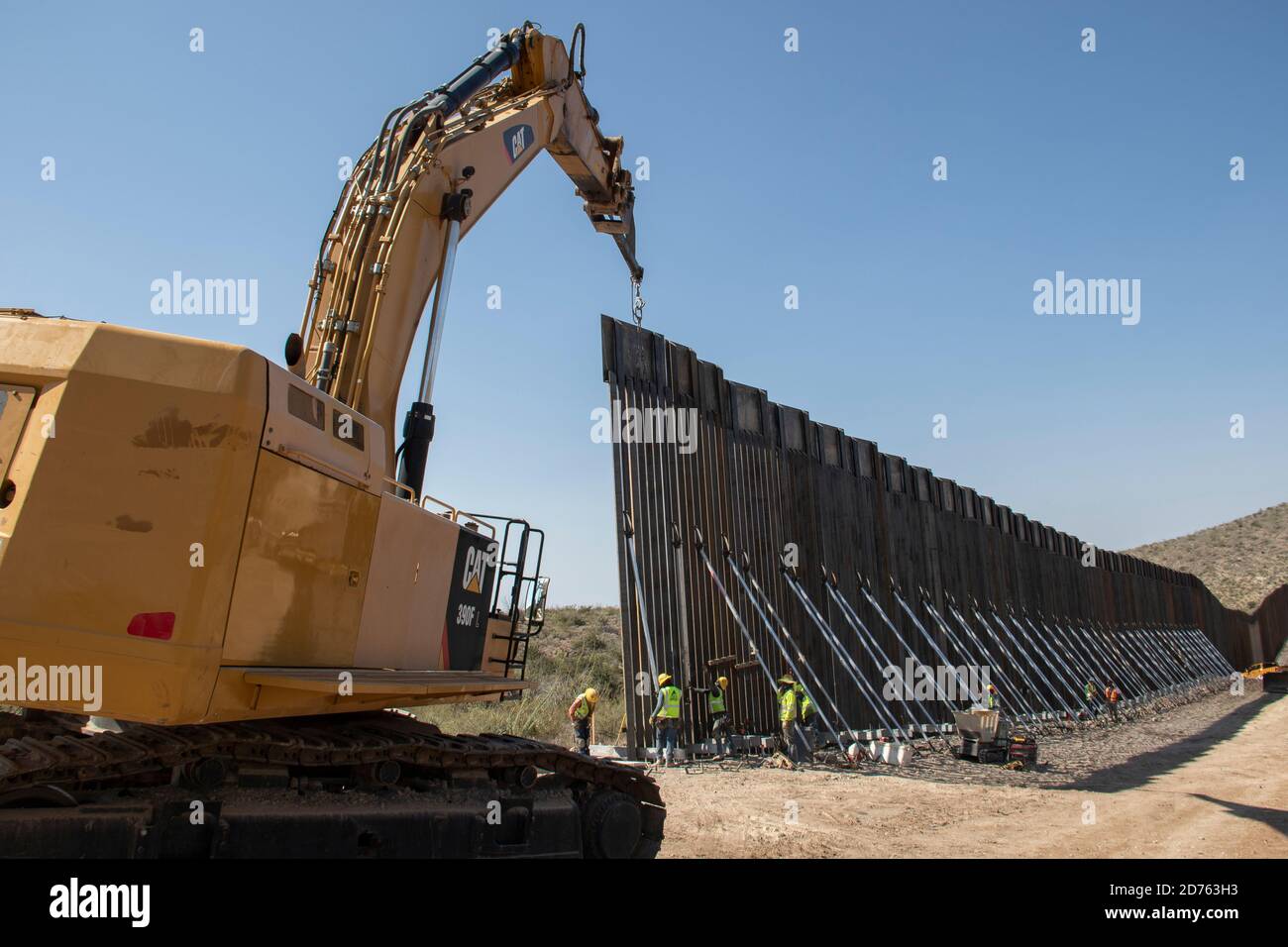 Un equipaggio appaltatore del Distretto di confine del Sud Pacifico dell'esercito degli Stati Uniti posiziona un pannello di barriera in stile bollard lungo il confine tra Stati Uniti e Messico vicino a Naco, Arizona, 6 ottobre. Questi progetti sono in esecuzione da USACE, come diretto attraverso l'esercito degli Stati Uniti dal Segretario della Difesa, in risposta alla richiesta di assistenza del Dipartimento della sicurezza interna per contribuire a proteggere il confine meridionale degli Stati Uniti bloccando i corridoi di traffico di droga attraverso la costruzione di strade e recinzioni, E l'installazione dell'illuminazione ai sensi della Sezione 284 del titolo 10, Codice USA. DoD e USACE stanno eseguendo questi progetti Foto Stock