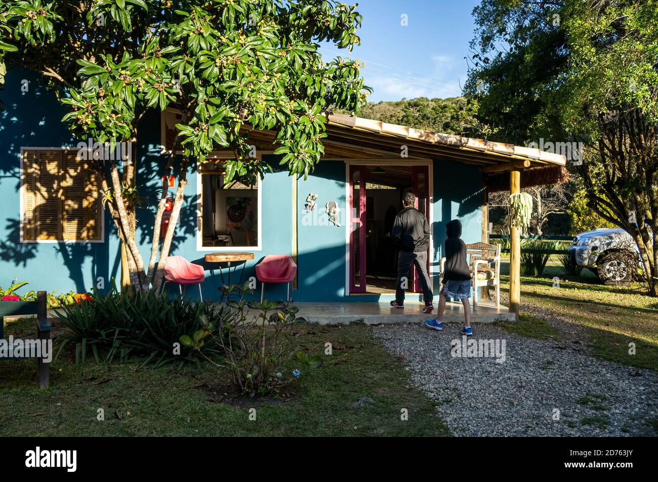 Un negozio di articoli da regalo accogliente e splendidamente decorato sul lato del Moara Cafe sotto il sole del tardo pomeriggio. Negozio situato presso Salvador Pinetti Road. Foto Stock