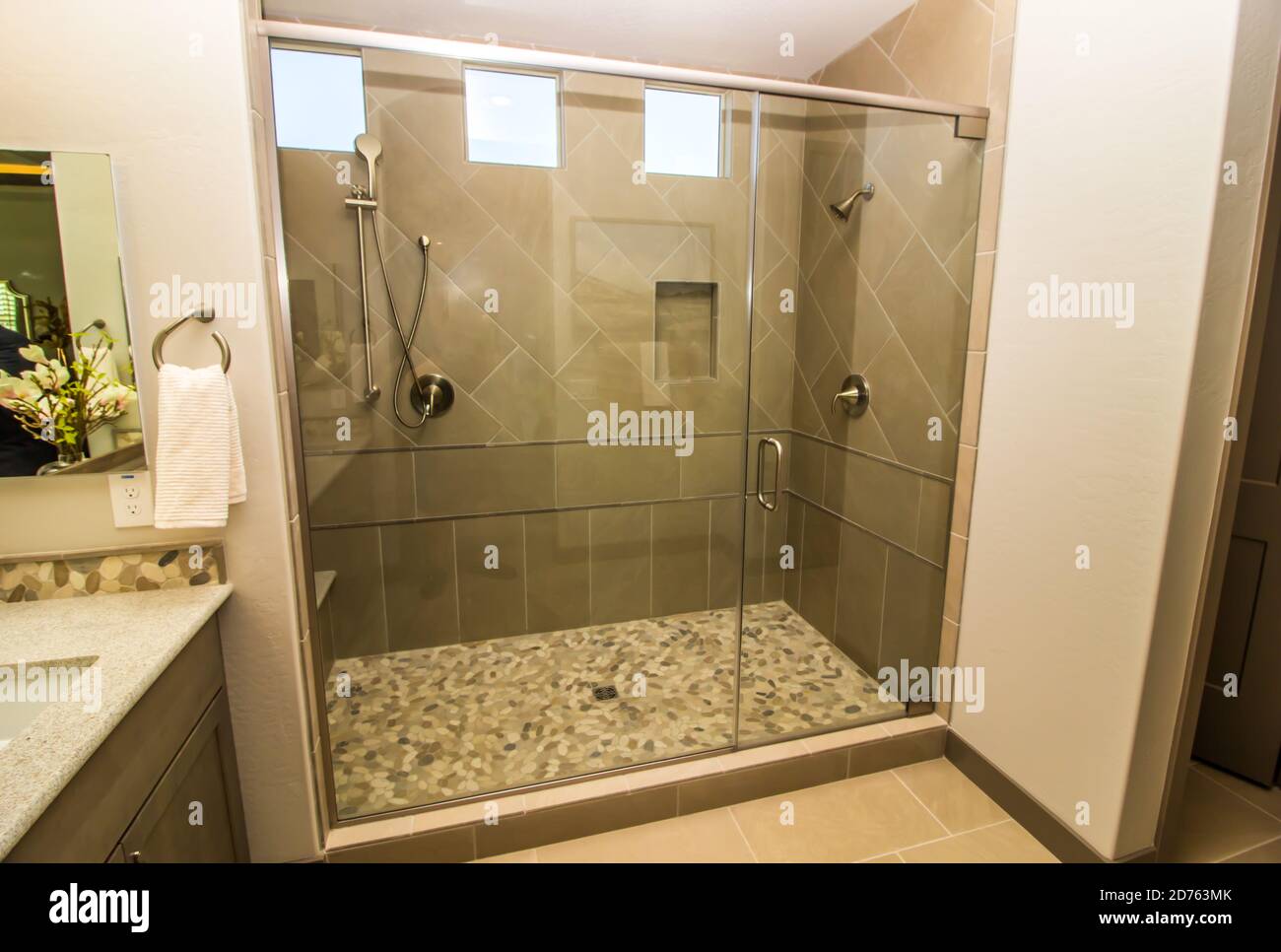 Cabina doccia in vetro con due soffioni doccia Foto stock - Alamy