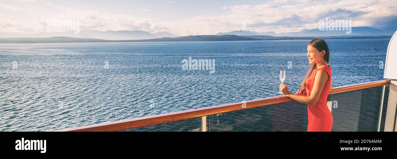 Donna di lusso che beve vino sulla nave da crociera al tramonto. Ragazza asiatica rilassante godendo paesaggio Alaska. Banner panoramico Foto Stock