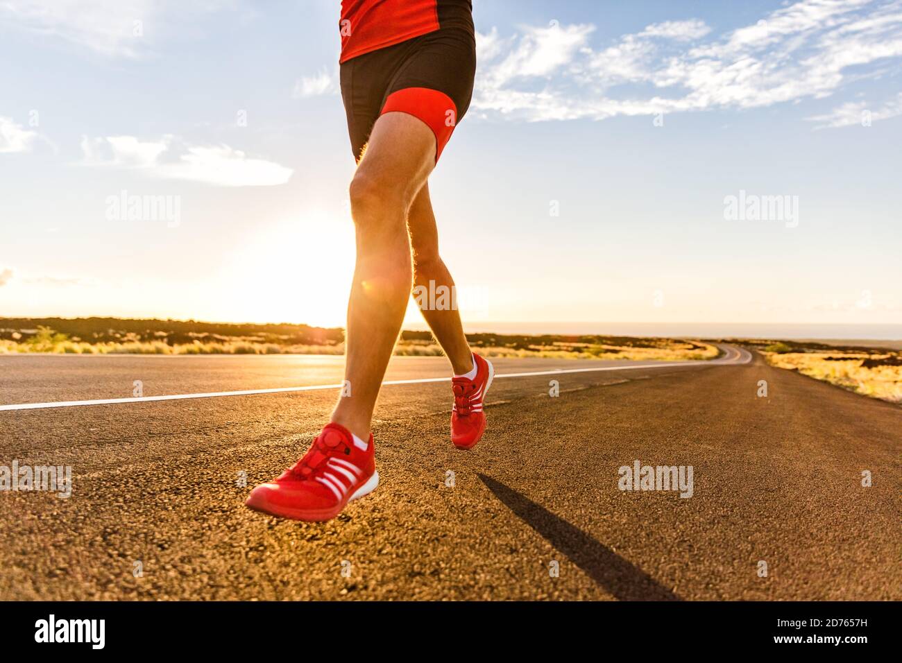 Scarpe da running su corridore triatleta maschile - closeup di piedi che  corrono su strada. L'uomo che fa jogging all'esterno esercitandosi  addestrando per l'ironman di triathlon all'esterno a Foto stock - Alamy