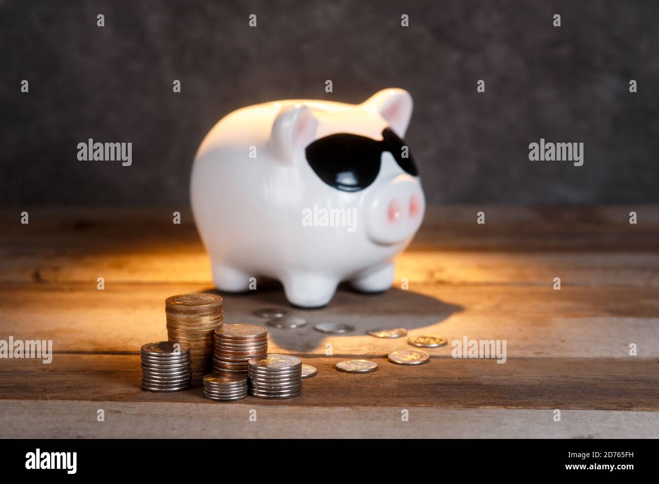 accumulo di denaro. airbag finanziario. banca piggy con monete Foto Stock
