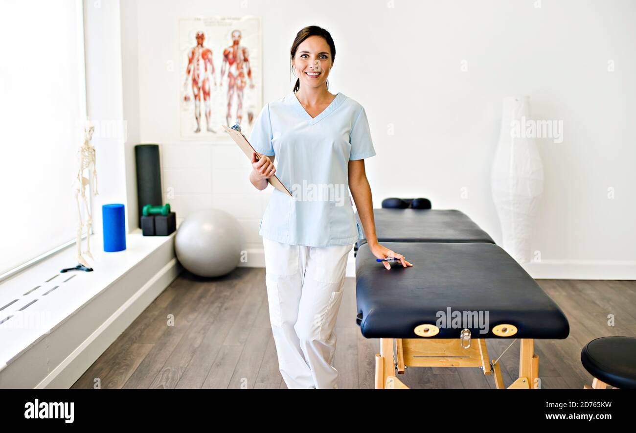 Ritratto di una donna di fisioterapia sorridente in uniforme Foto Stock