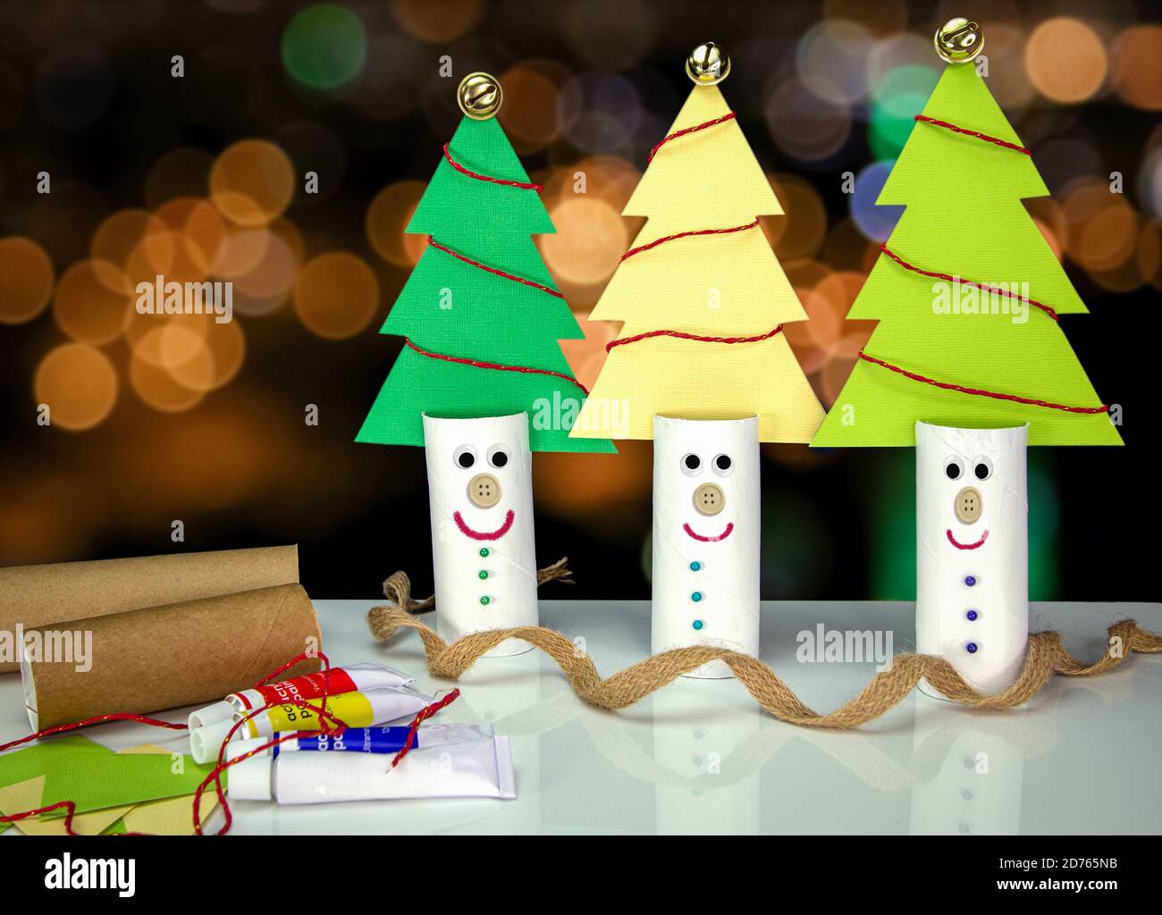 Riciclare rotoli di carta igienica tubi, decorate e riutilizzate nella  decorazione dell'albero di Natale con faccia sorridente, casereccio  divertimento Foto stock - Alamy