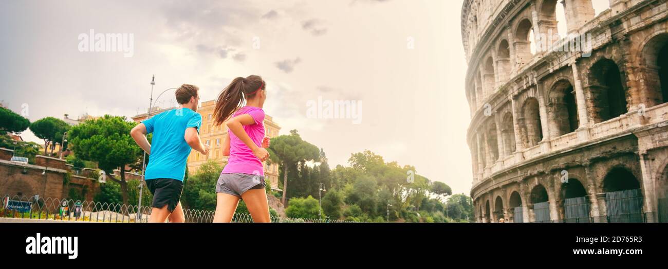 I corridori che corrono vicino al colosseo nella città di Roma, Italia, destinazione di viaggio in Europa. Sano stile di vita delle persone attive. Ritaglio panoramica banner Foto Stock