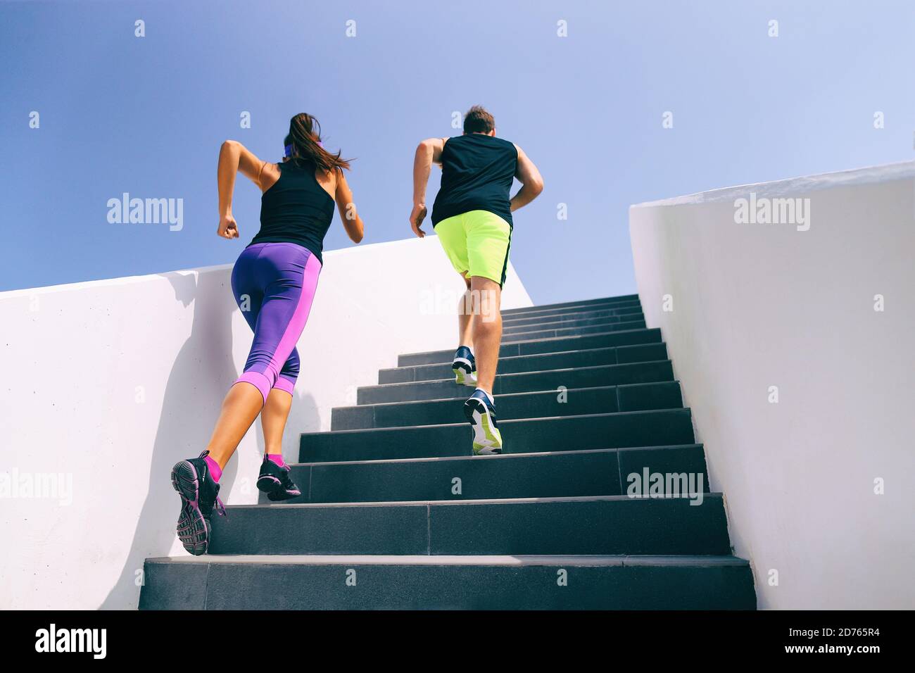 Scale runner che corrono su scala allenamento hiit. Coppia allenarsi gambe e cardio in palestra. Persone sane e attive nello stile di vita Foto Stock