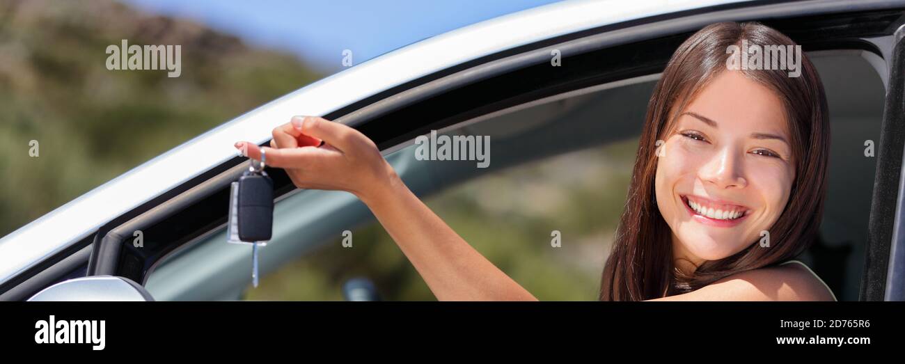 Auto donna banner giovane conducente con le chiavi per il nuovo viaggio auto condividere servizio. Auto noleggio assicurazione panorama copia spazio raccolto Foto Stock