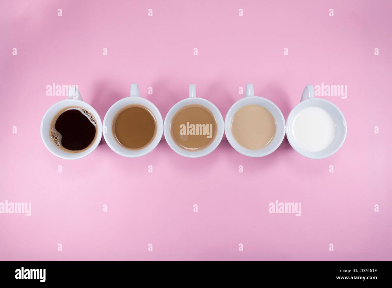 Cinque tazze di caffè su sfondo rosa Foto Stock