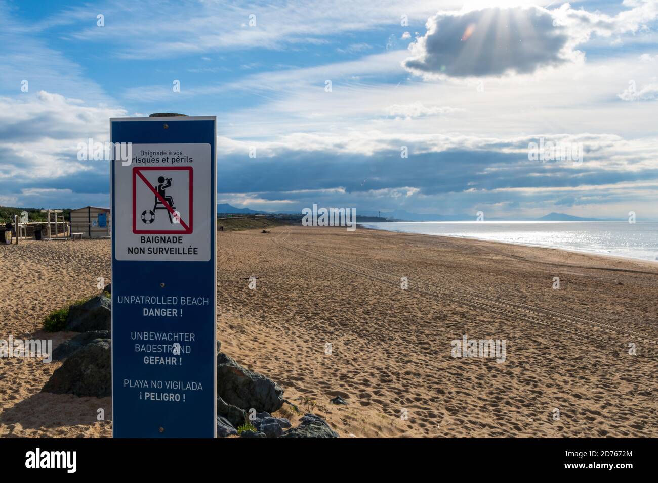 Cartello scritto in francese e inglese, tedesco e spagnolo che indica una spiaggia non sorvegliata. Costa atlantica, Anglet, Francia Foto Stock