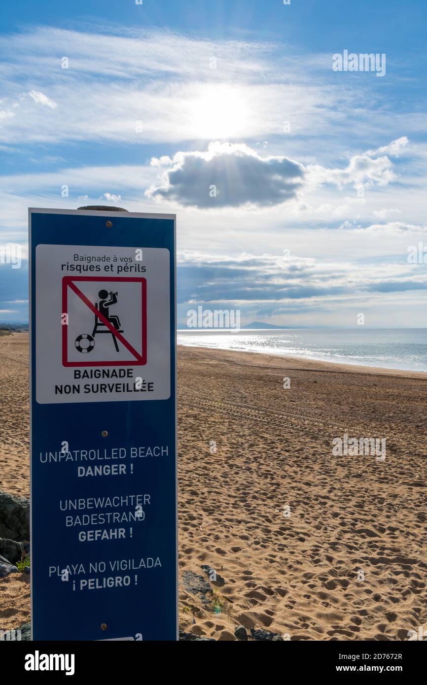 Cartello scritto in francese e inglese, tedesco e spagnolo che indica una spiaggia non sorvegliata. Costa atlantica, Anglet, Francia Foto Stock
