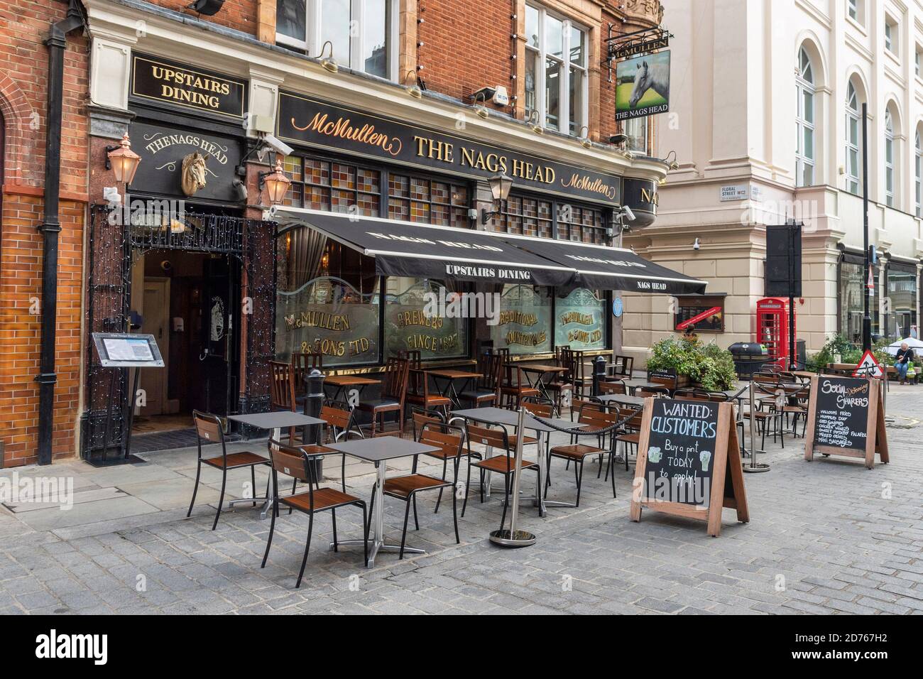 Londra, Regno Unito. 19 Ott 2020. All'esterno del pub The Nags Head sono visibili tavoli vuoti. Il pub ha posto una tavola di gesso all'esterno con scritti ‘clienti voluti, acquistare una pinta oggi per applicare' come pub e bar a Londra lotta per il commercio con una piccola caduta nella capitale e l'effetto del coprifuoco 22 . Credit: SOPA Images Limited/Alamy Live News Foto Stock