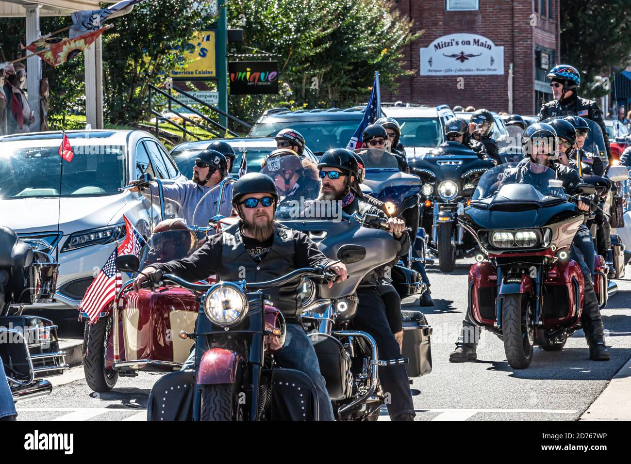 Sfilata di motociclette Pro-Trump su Main Street nel centro di Blue Ridge, Georgia, il 17 ottobre 2020. Foto Stock