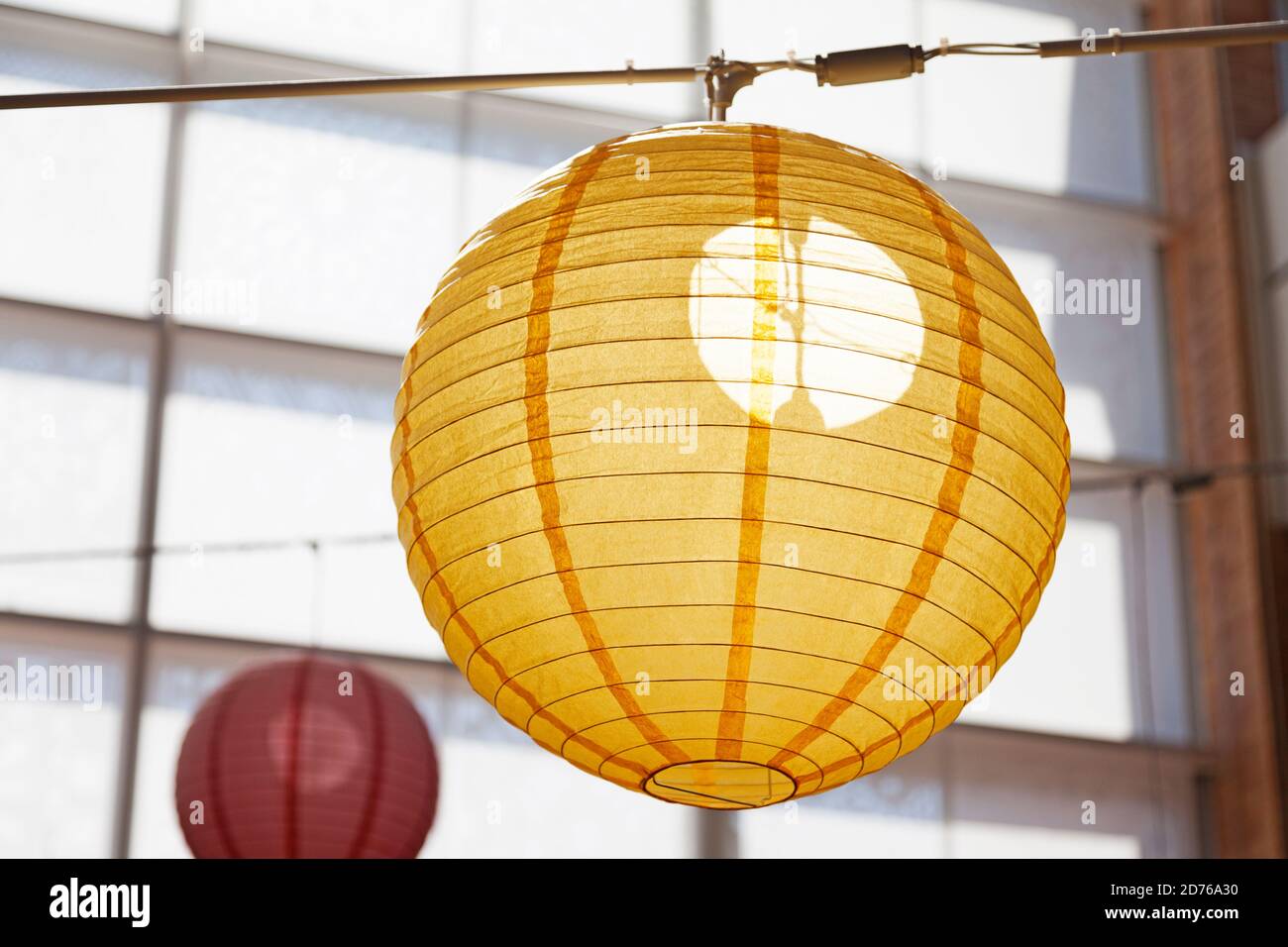 una lampada di riso gialla appesa al soffitto Foto Stock