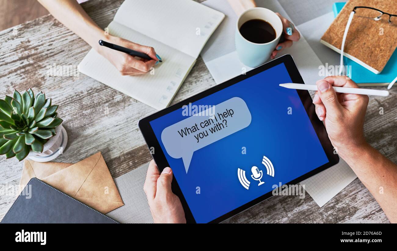 Assistente vocale sullo schermo del dispositivo. La tecnologia di Internet e digitale il concetto di marketing Foto Stock