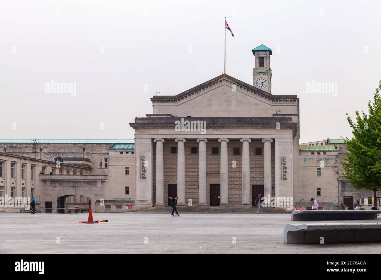 Southampton, Regno Unito - 24 aprile 2019: Southampton Guildhall, la gente comune cammina per Guildhall Square Foto Stock