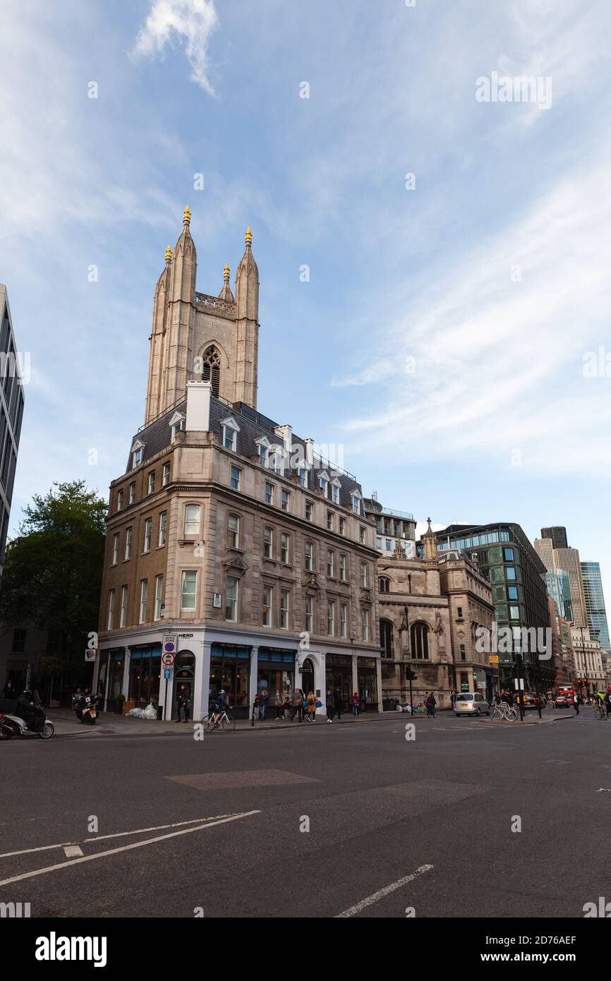 Londra, Regno Unito - 25 aprile 2019: Vista della Queen Victoria Street, la gente comune cammina per la strada Foto Stock