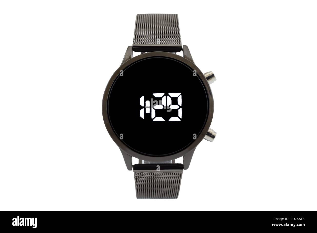 Smartwatch rotondo con cinturino in mesh nero, quadrante nero e numeri digitali, isolato su sfondo bianco. Foto Stock