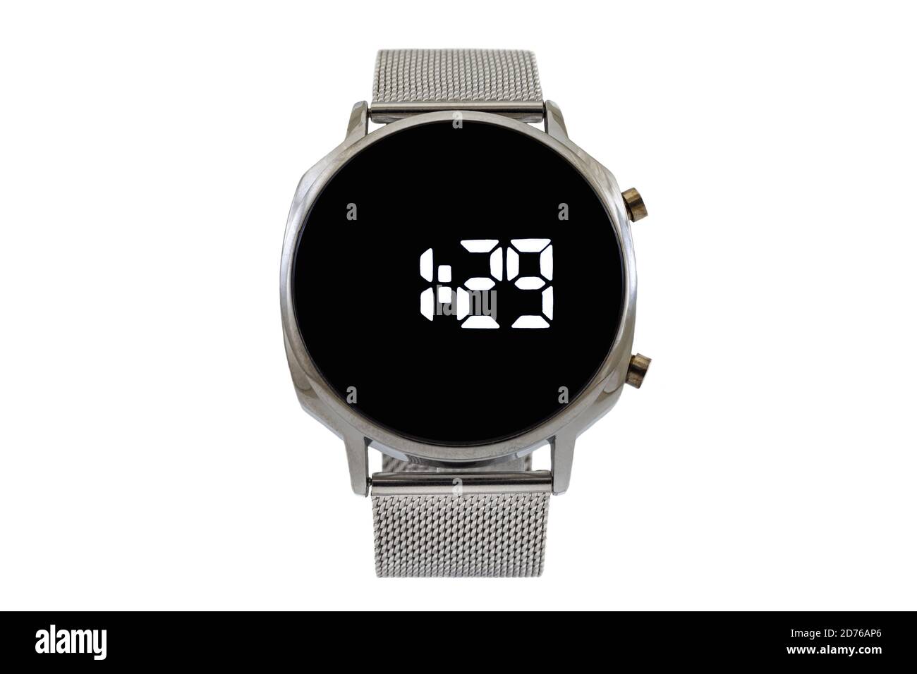 Smartwatch argento con cinturino in mesh, quadrante nero e numeri digitali, isolato su sfondo bianco. Foto Stock