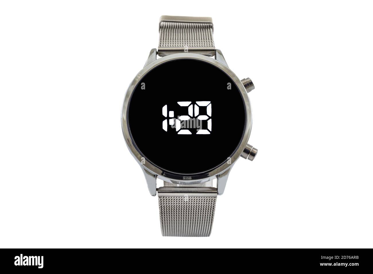 Smartwatch rotondo argento con cinturino in mesh, quadrante nero e numeri digitali, isolato su sfondo bianco. Foto Stock
