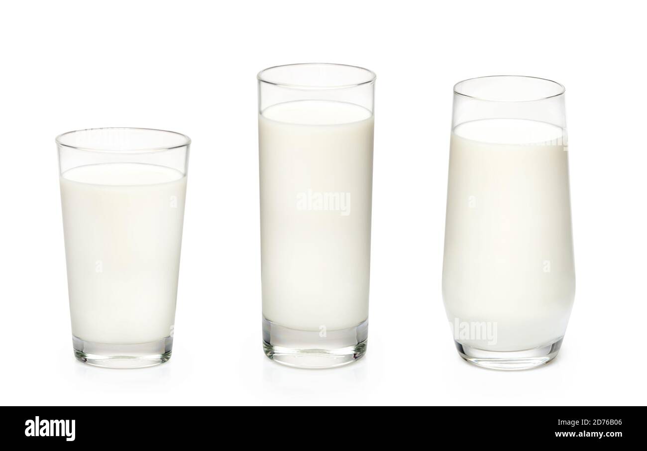 Tre bicchieri di latte isolati su sfondo bianco. Set di bicchieri con latte. Foto Stock