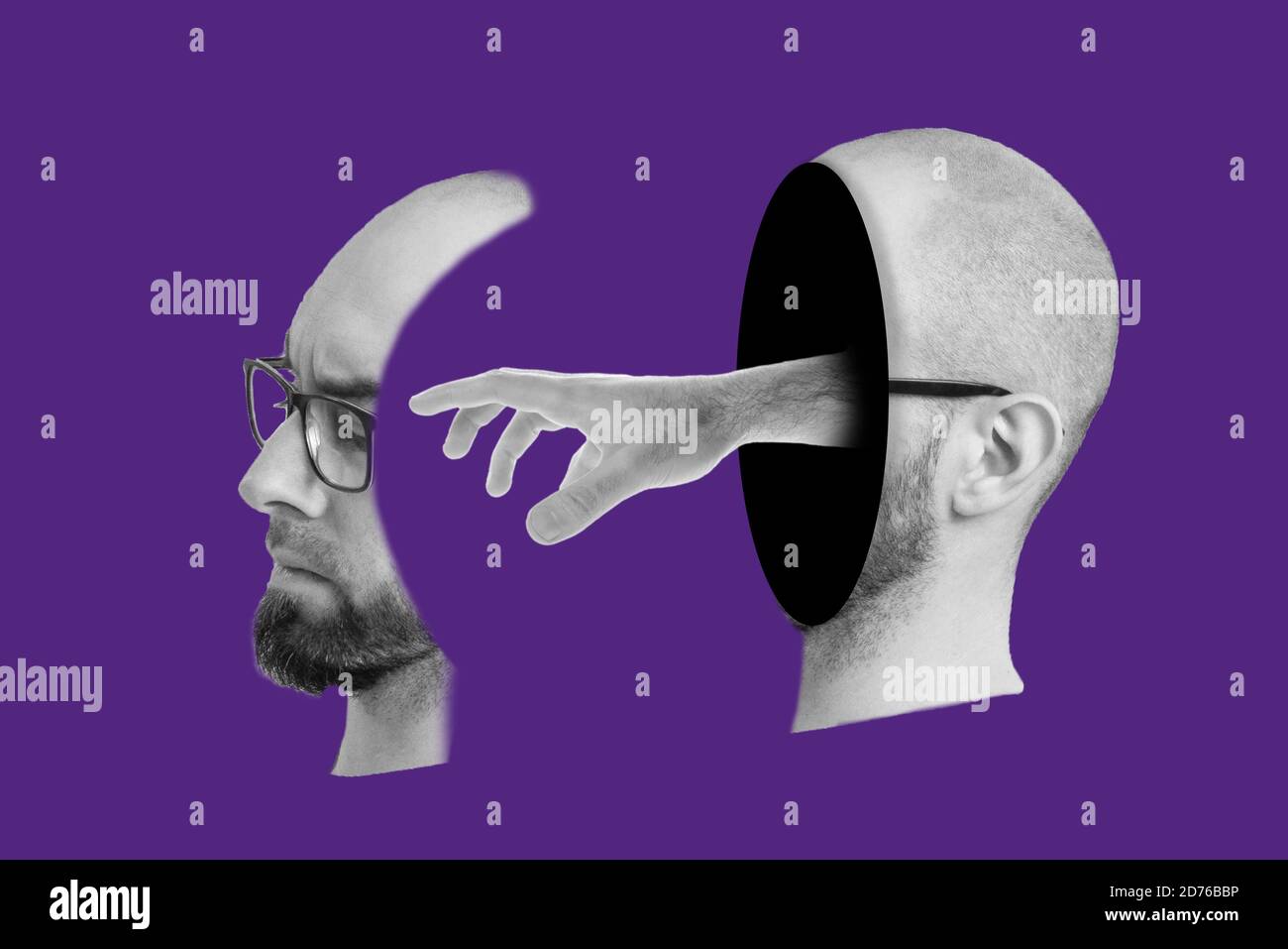 Collage di arte moderna il concetto di psicologia. La testa di un uomo divisa a metà, da una parte all'altra si allunga con una mano. Sfondo viola. Foto Stock