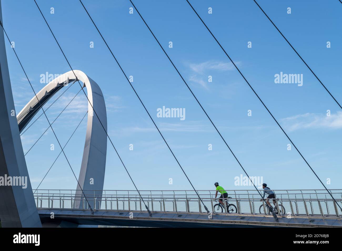 Ciclisti sul Ponte Elizabeth Quay. Foto Stock