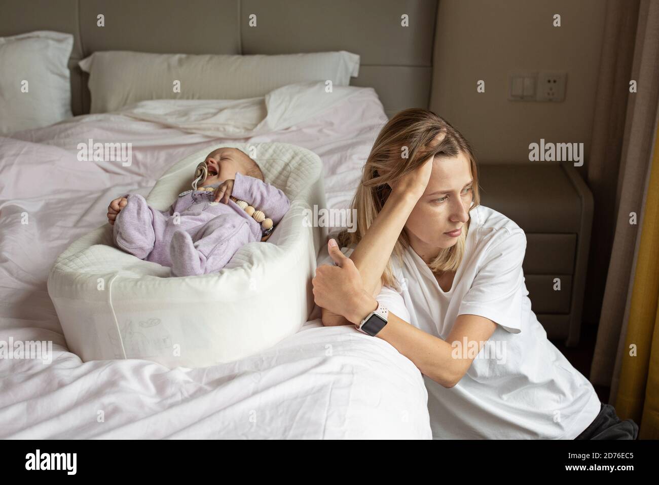 Madre stanca che soffre di depressione postnatale. Salute mamma maternità stressante. Rimani a casa durante il coronavirus covid-19 pandemia Foto Stock