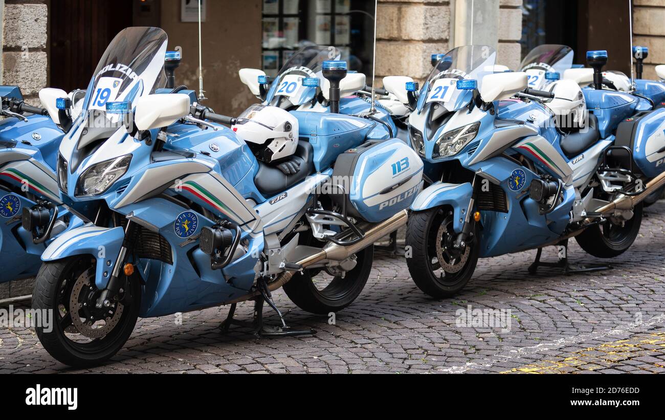 Moto della polizia italiana parcheggiate in una strada acciottolata. Udine, Friuli Venezia Giulia, Italia. Foto Stock