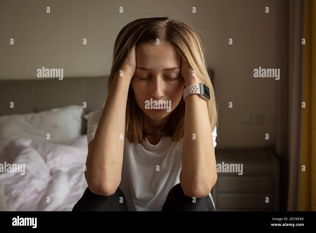 Madre stanca che soffre di depressione postnatale. Salute mamma maternità stressante. Rimani a casa durante il coronavirus covid-19 pandemia Foto Stock