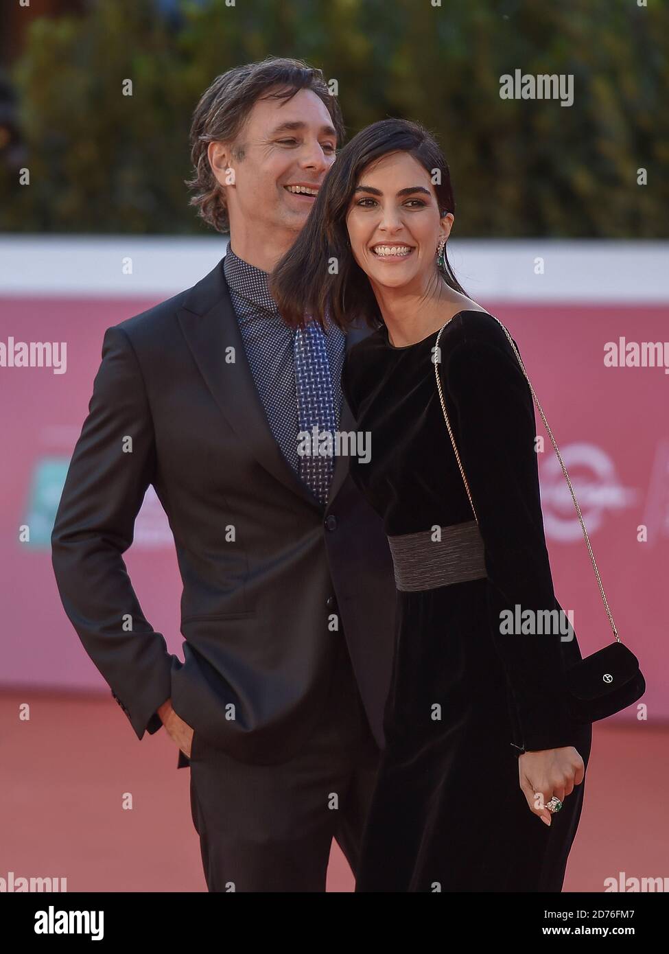 Italia, Roma, 20 ottobre 2020 : giorno 6 del Festival del Cinema di Roma. Tappeto rosso del film 'Calabria, terra mia' nella foto : attore Raoul Bova e sua moglie Rocio Munoz Morales Foto © Fabio Mazzarella/Sintesi/Alamy Live News Foto Stock