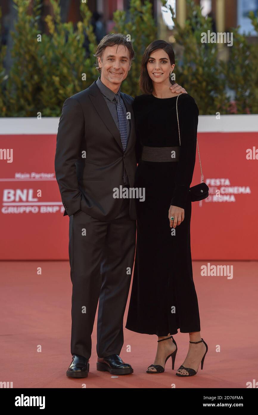 Italia, Roma, 20 ottobre 2020 : giorno 6 del Festival del Cinema di Roma. Tappeto rosso del film 'Calabria, terra mia' nella foto : attore Raoul Bova e sua moglie Rocio Munoz Morales Foto © Fabio Mazzarella/Sintesi/Alamy Live News Foto Stock