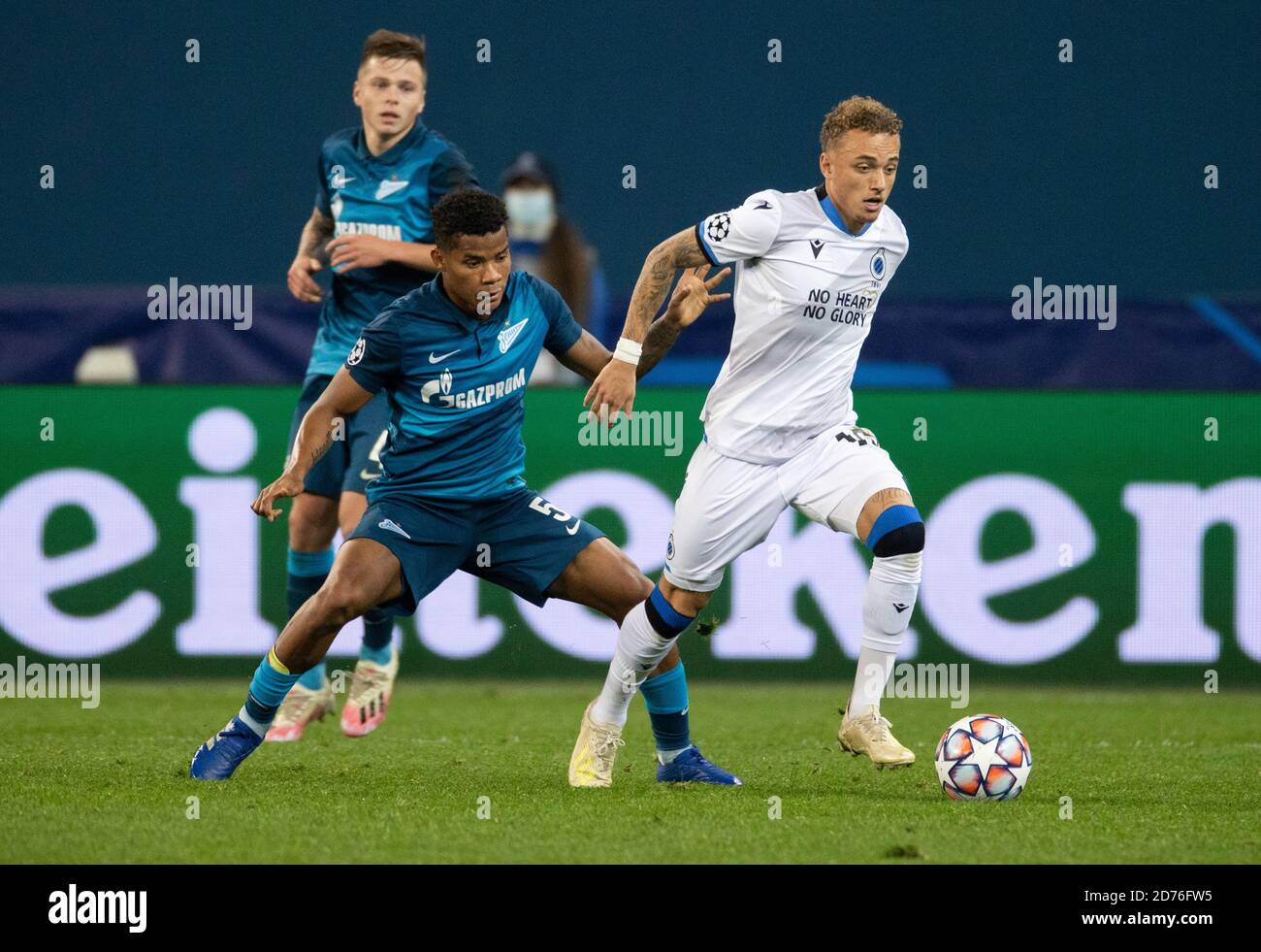 SAN PIETROBURGO, RUSSIA - OTTOBRE 20: 05 Wílmar Barrios di Zenit San Pietroburgo si batte con Noa Lang del Club Brugge KV durante la partita UEFA Champions League Group F tra Zenit San Pietroburgo e Club Brugge KV all'Arena di Gazprom il 20 ottobre 2020 a San Pietroburgo, Russia [Photo by MB Media] Foto Stock