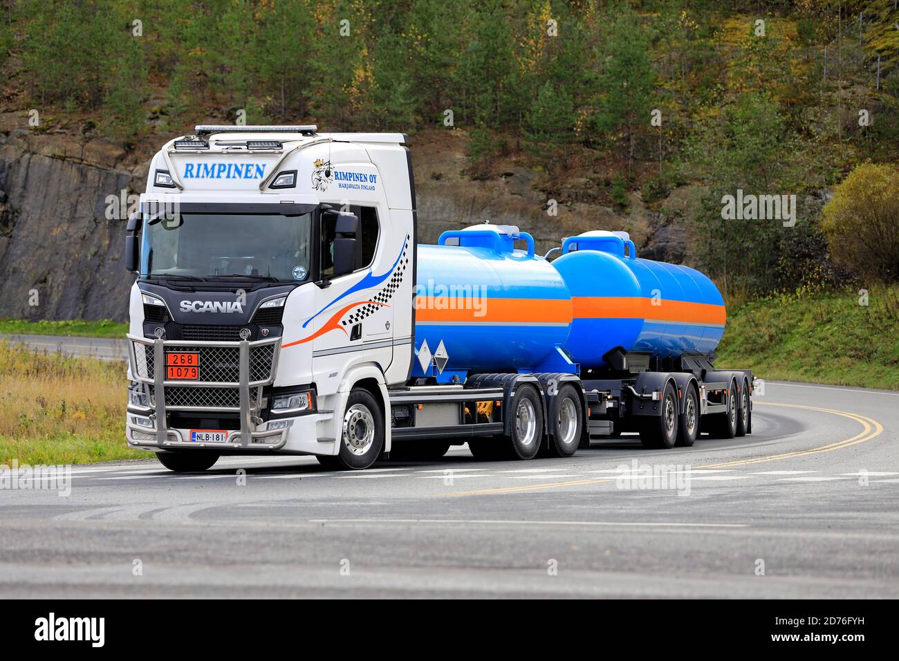 Nuovo carro cisterna Scania S di Kuljetusliike Rimpinen Oy con carico di anidride solforosa, ADR 268-1079 su strada. Forssa, Finlandia. 16 ottobre 2020. Foto Stock