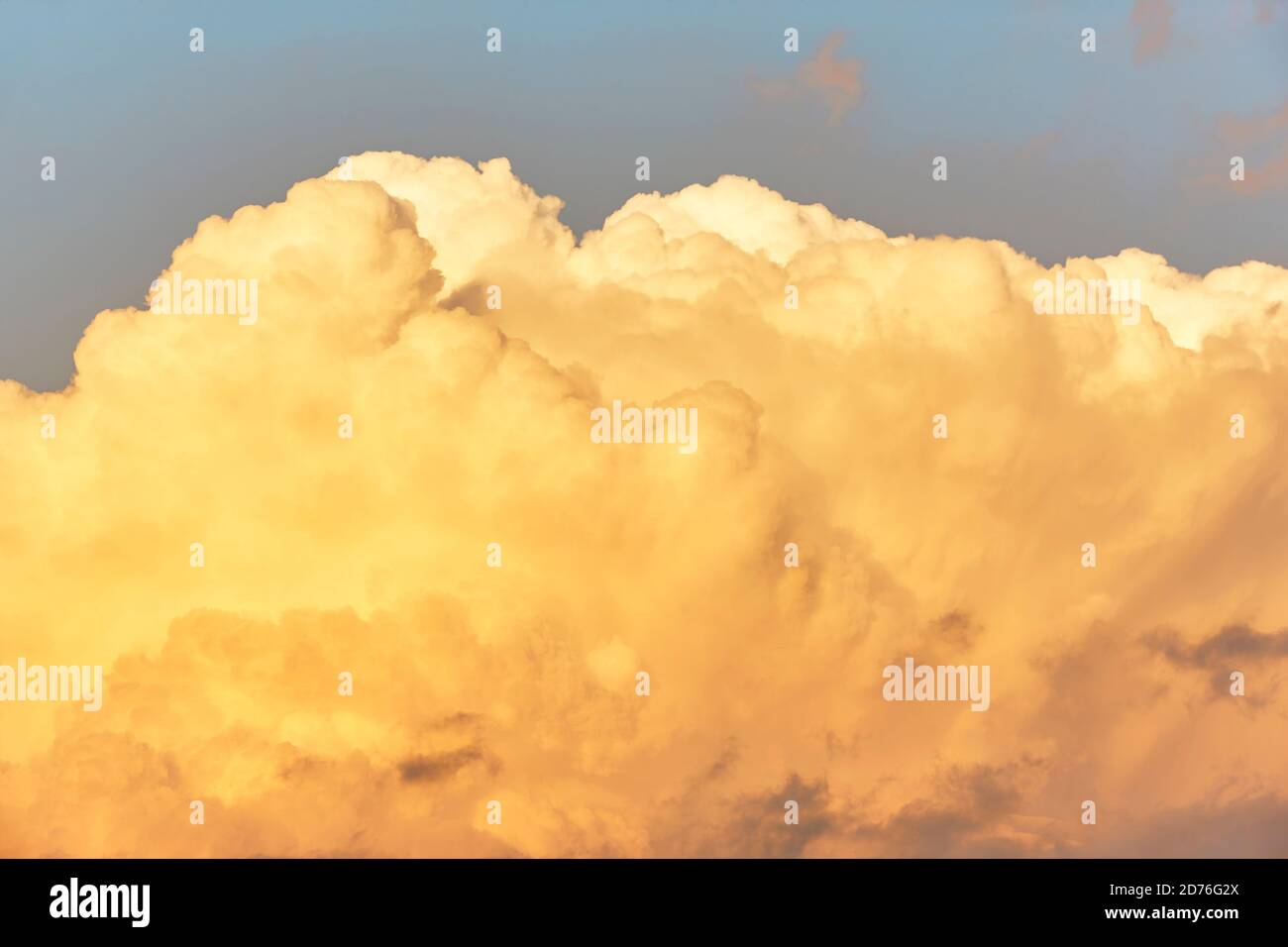 Nuvola il cielo con toni caldi. Previsioni meteo sfondo. Atmosfera Foto Stock