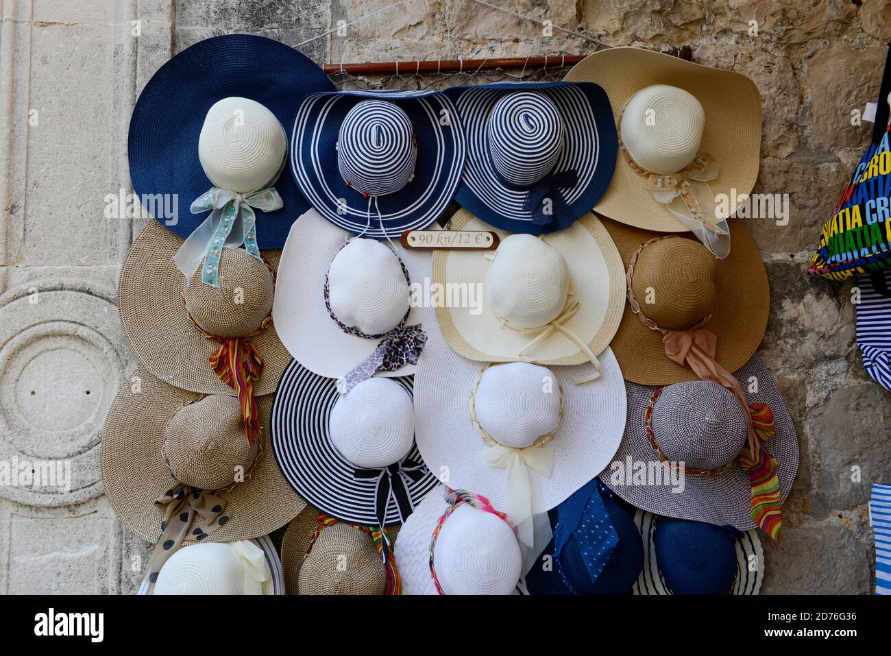 Varietà di cappelli in vendita nel negozio di mercato di strada. Souvenir da Dubrovnik, Croazia. Foto Stock