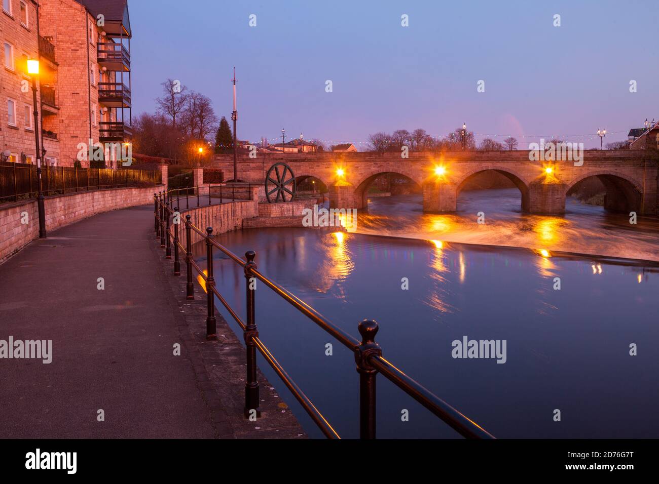 Vista serale del ponte sul fiume Wharfe e. Weir a Wetherby in West Yorkshire Foto Stock