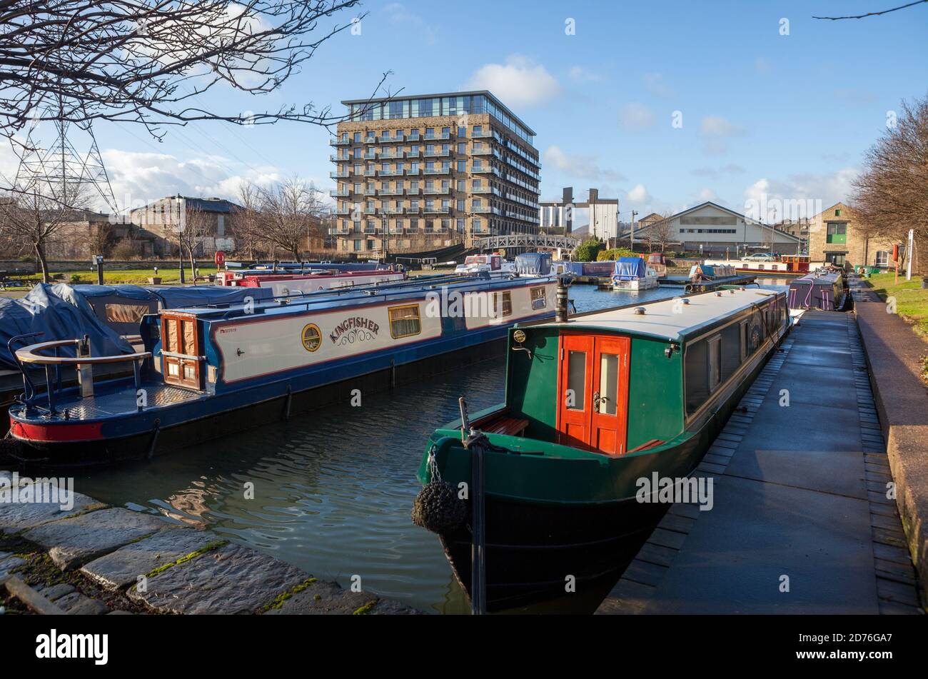 Colorate barche strette legate nel bacino del canale su La navigazione Calder and Hebble a Brighouse in West Yorkshire Foto Stock