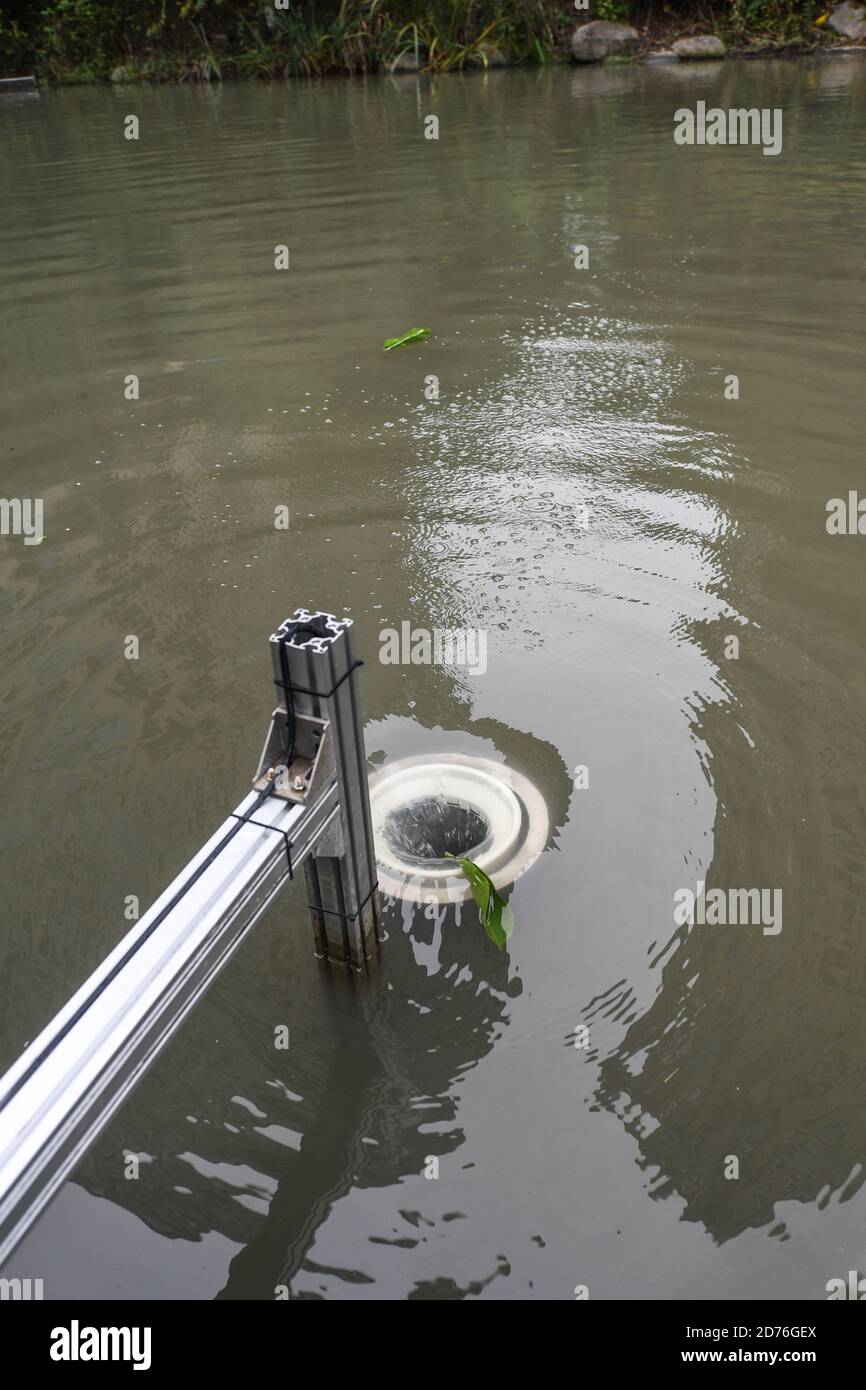 (201021) -- HANGZHOU, 21 ottobre 2020 (Xinhua) -- una macchina di pulizia automatica raccoglie i rifiuti in un fiume in Hangzhou, la provincia di Zhejiang della Cina orientale, 21 ottobre 2020. Sono state applicate una serie di misure ad alta tecnologia per migliorare l'ecosistema fluviale di Hangzhou, tra cui il pattugliamento di imbarcazioni senza equipaggio, il sistema automatico di pulizia dei rifiuti dei corsi d'acqua, il sistema di monitoraggio dell'intelligenza artificiale (ai), ecc. (Xinhua/Xu Yu) Foto Stock