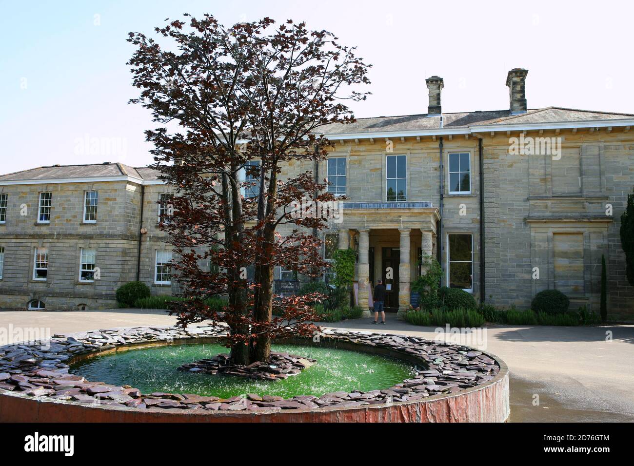 Gigantesca scultura in rame e fontana di fronte alla casa in stile italiano del XIX secolo, Leonardslee, West Sussex, Inghilterra, Regno Unito Foto Stock