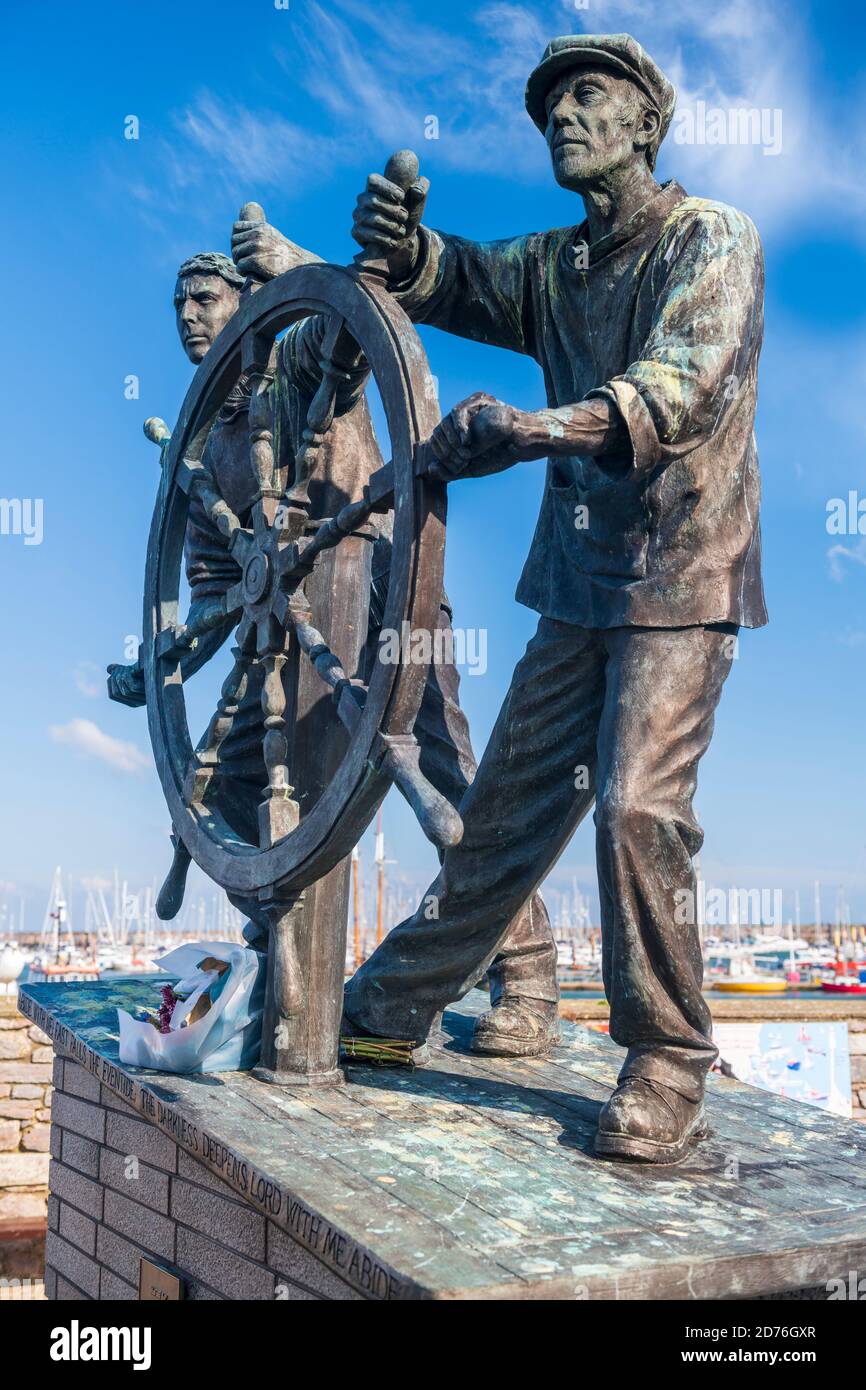 'Man & Boy' è una statua in bronzo di Elisabeth Hadley situata sul King's Quay presso il porto di Brixham, nel Devon meridionale. La statua è dedicata a liv Foto Stock