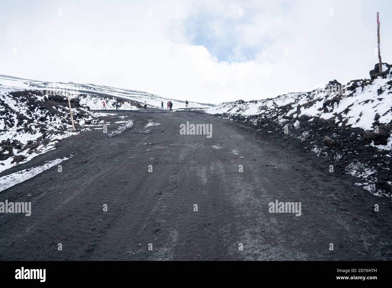 Paesaggio di natura selvaggia del vulcano Etna con neve e cenere strade sulla cima del vulcano Foto Stock