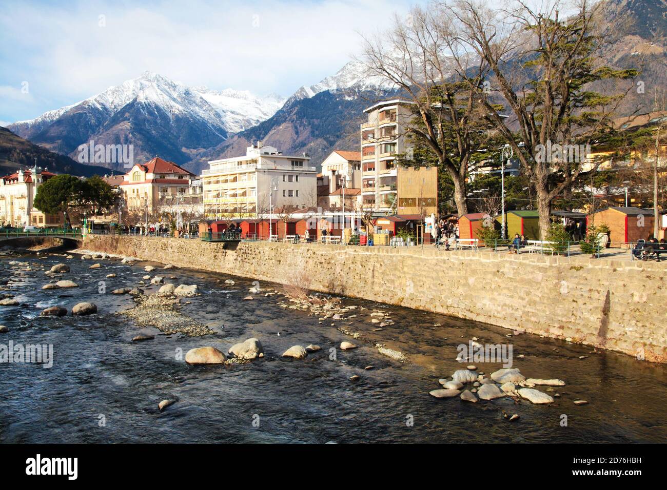 Merano in Alto Adige, Italia, mercato dei polsi. Bellissimo fiume Foto Stock