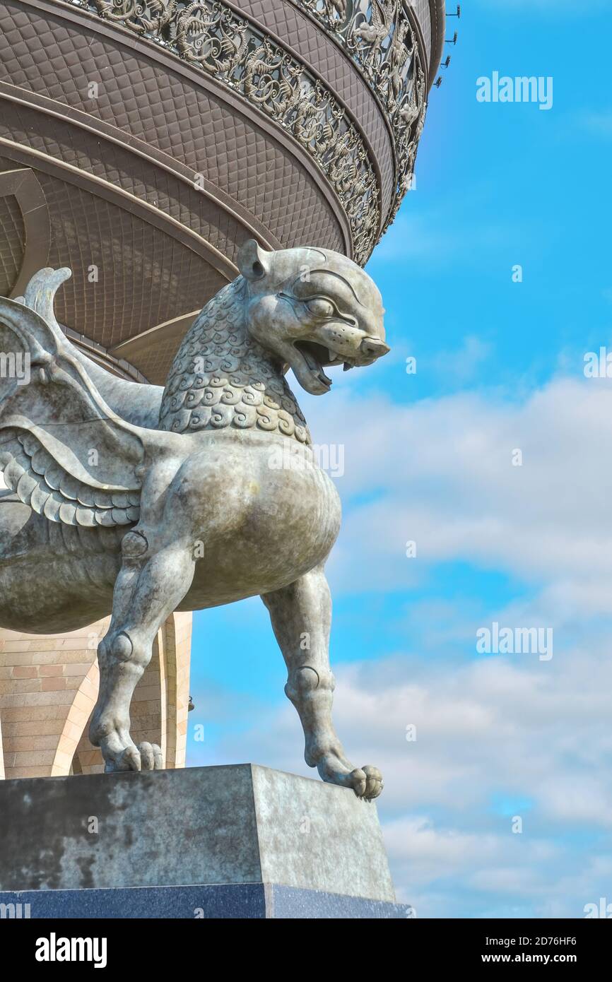 Kazan, Russia, 17 settembre 2020. Scultura di un leopardo alato vicino al centro della famiglia primo piano. Foto Stock