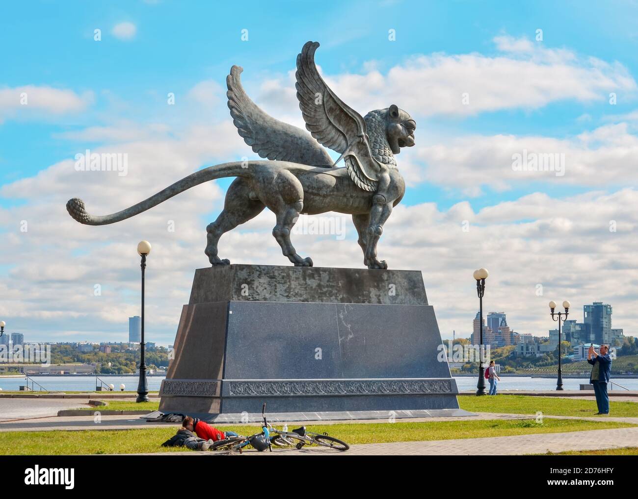 Kazan, Russia, 17 settembre 2020. La gente cammina vicino alla scultura di un leopardi alato vicino al centro della famiglia primo piano. Foto Stock