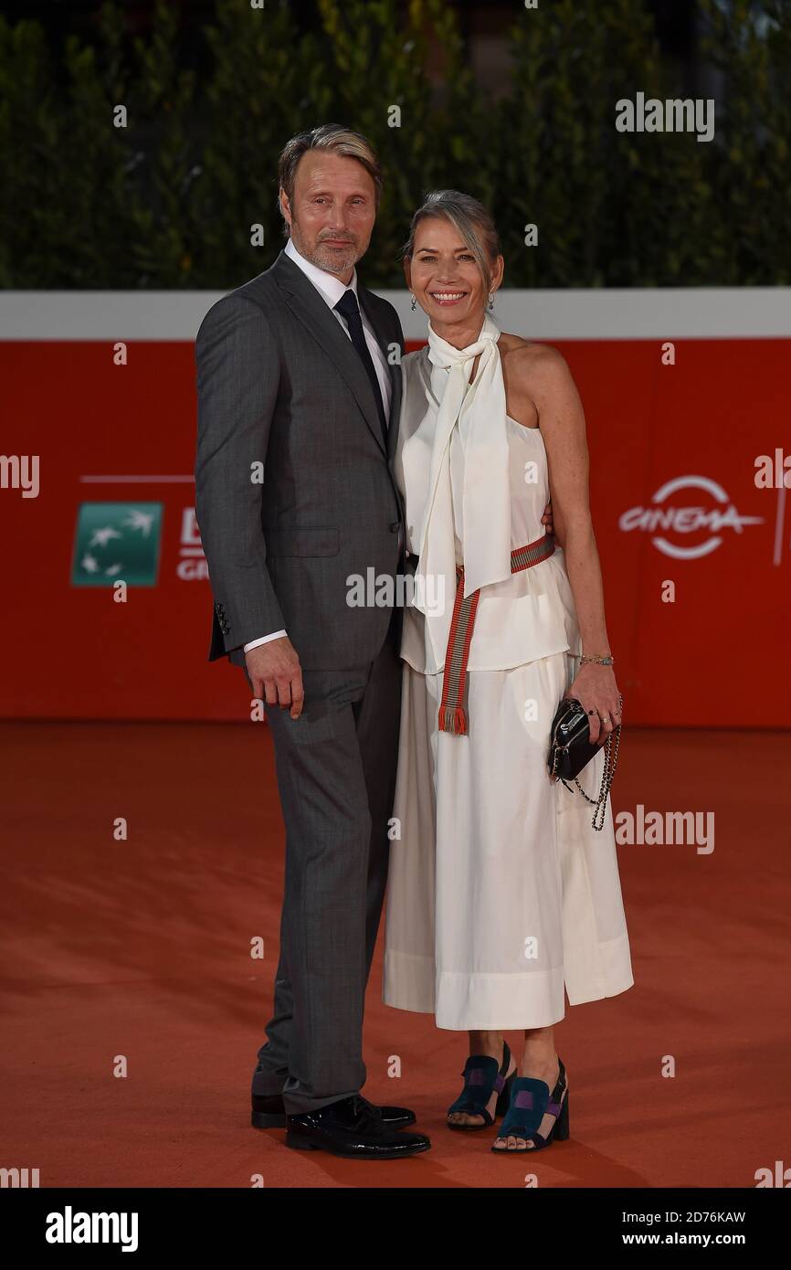 Italia, Roma, 20 ottobre 2020 : giorno 6 del Festival del Cinema di Roma. Tappeto rosso del film danese 'Druk/Another Round'. Foto : attore danese Mads Mikkelsen e sua moglie attrice danese Hanne Jacobsen Foto © Fabio Mazzarella/Sintesi/Alamy Live News Foto Stock